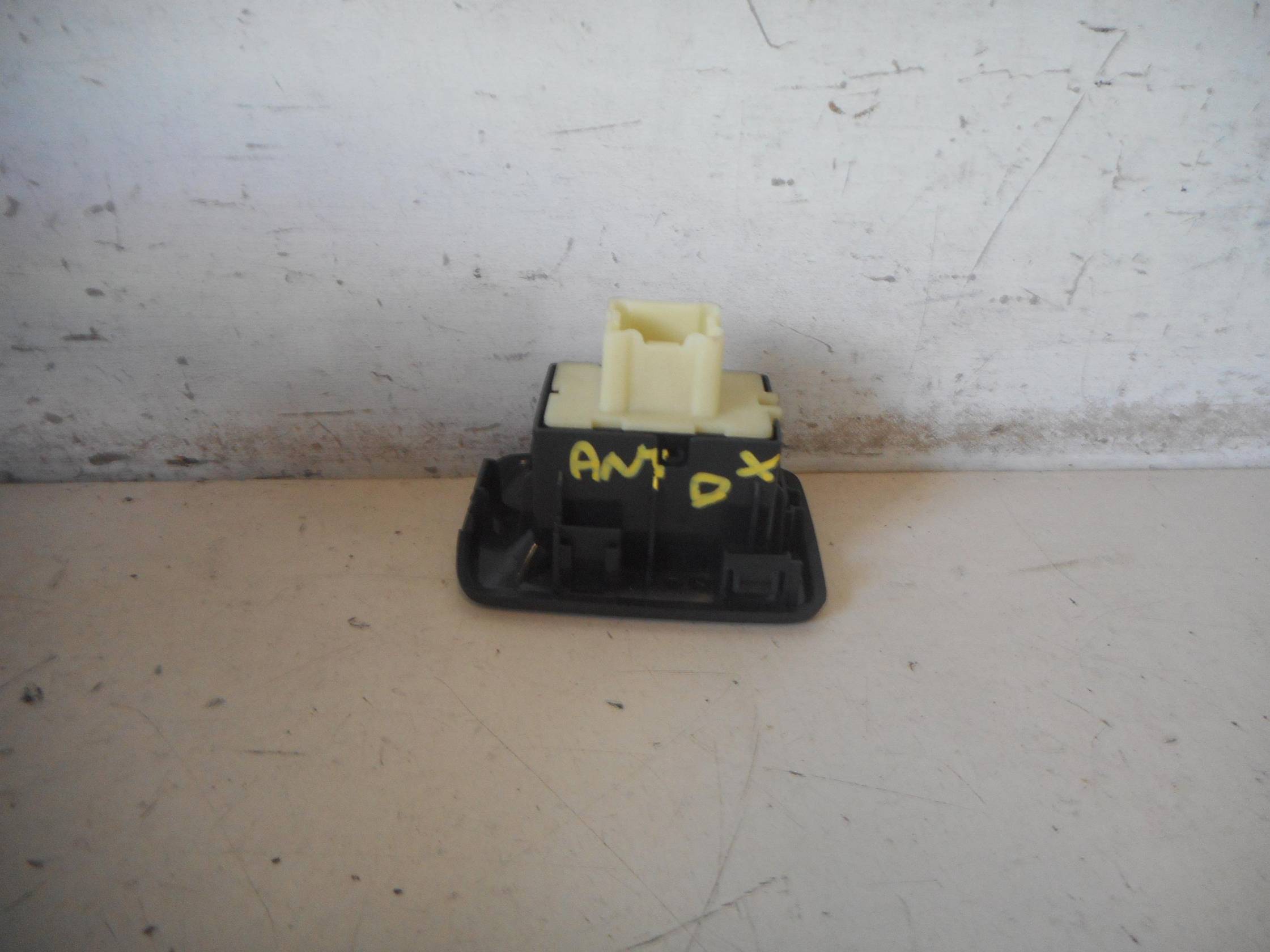 Interruttore alzacristalli porta ant. dx.